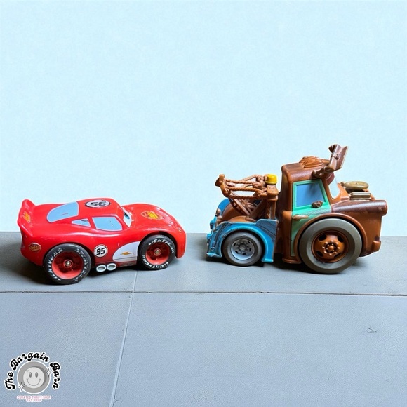 Disney Pixar Cars 2005 Lightning McQueen Shake ’N Go & Tow Mater Drag N’ Go Lot - Picture 5 of 6